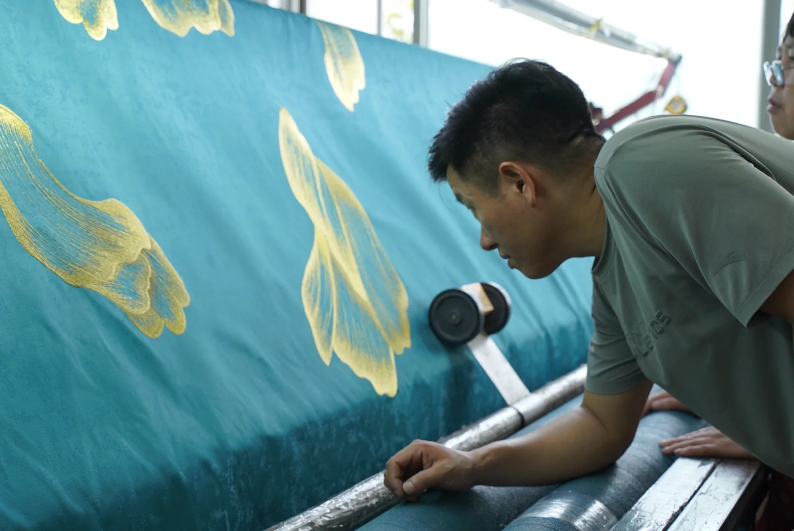 Manual checking of embroidered wallcovering