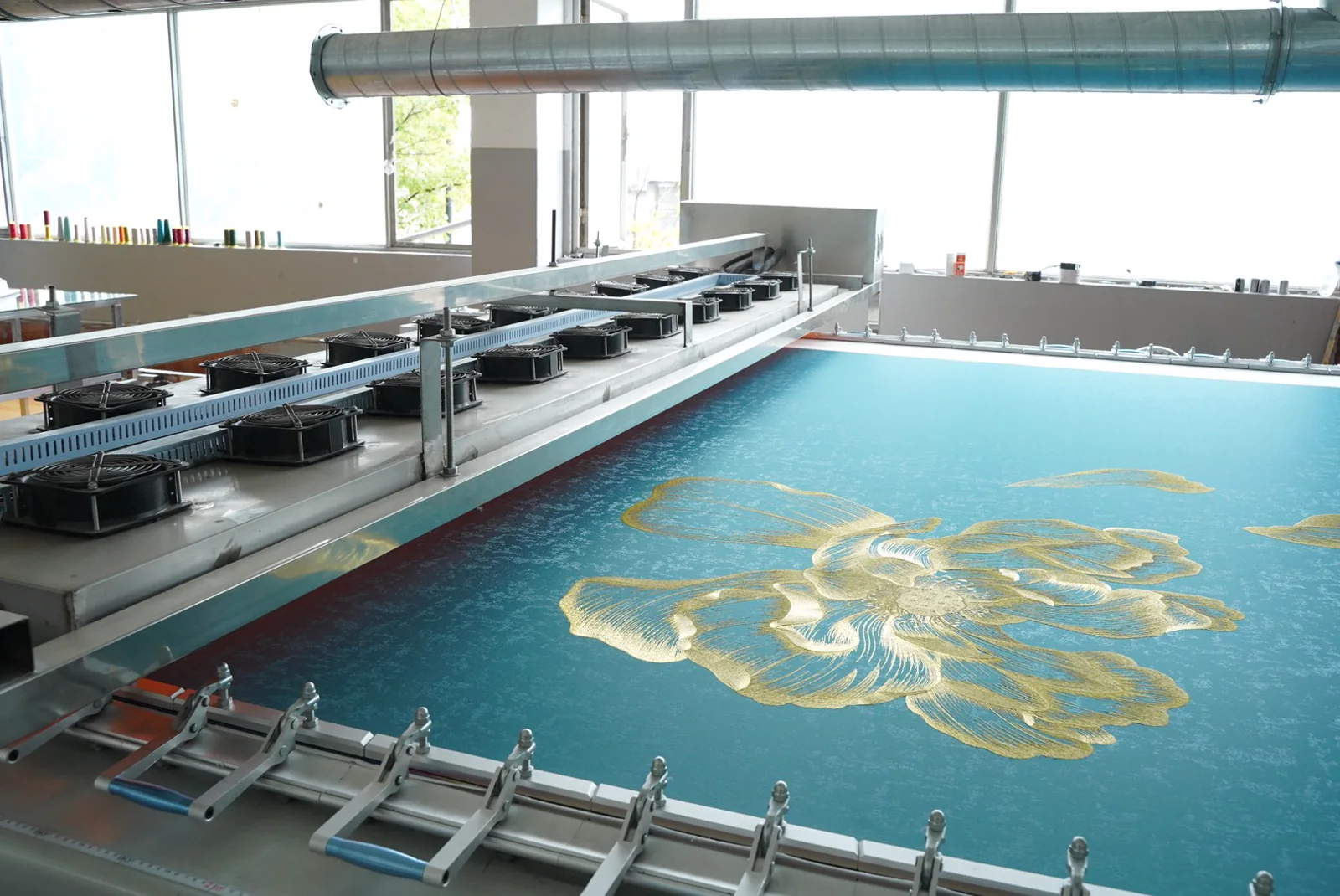 Wallcovering tensioning and flattening production